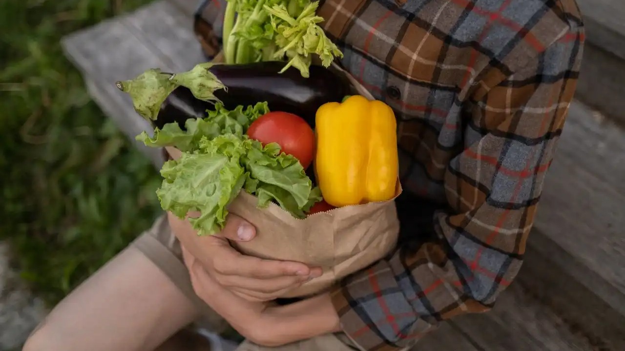 Does Eating Seasonally Actually Lower Your Footprint? What the Evidence Says